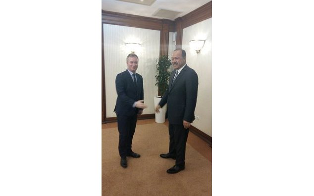 Le Secrétaire d'Etat M. Lemoyne et le Premier ministre M. Aripov