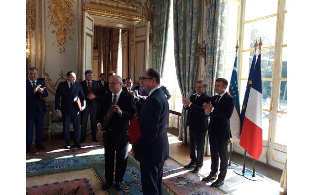 Echange du protocole d'accord avec le musée du Louvre au palais de l'Elysée