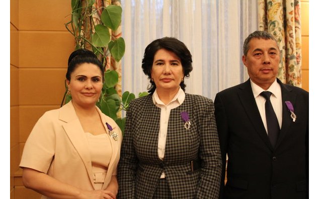Mme Goulsoun Nazarova (au centre)