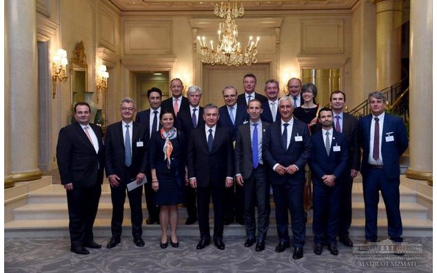 Le Président ouzbek avec les chefs d'entreprises françaises